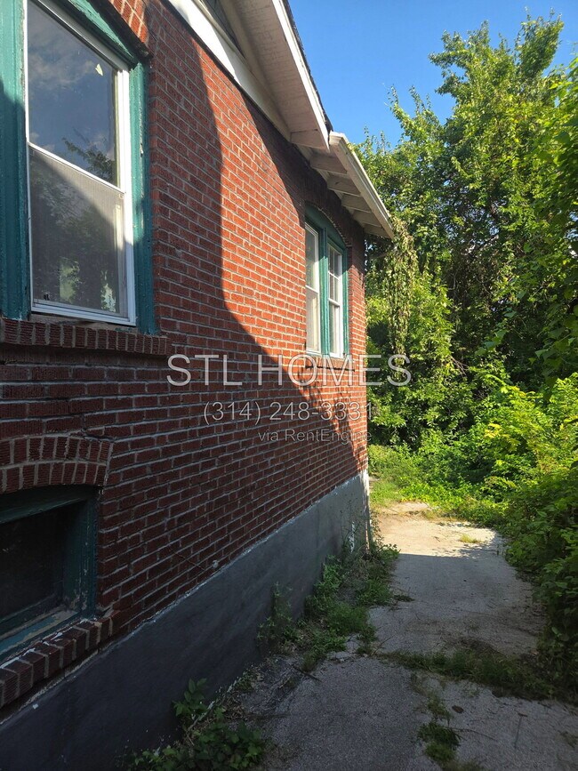 3422 Lucas and Hunt Rd