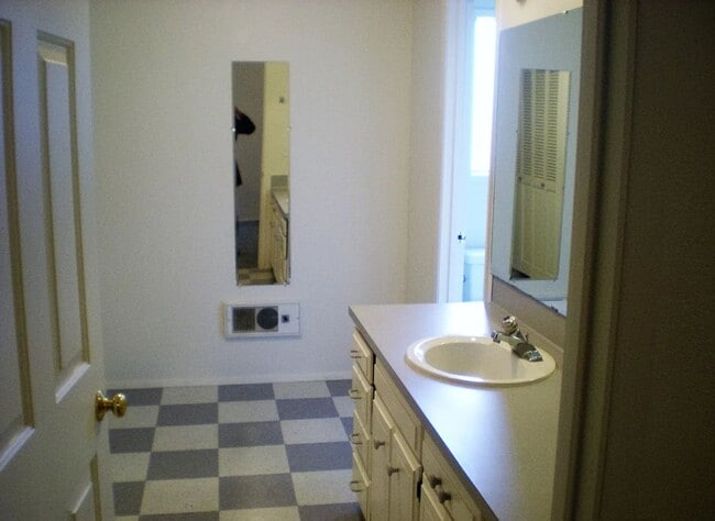 Photo - 838 McDonald St SE Unidad B