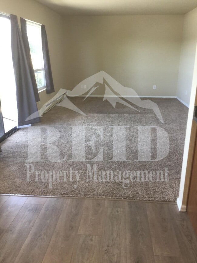 Photo - 924 Shorewood Dr