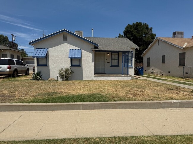 Building Photo - Cozy 3 Bedroom/1 Bath Home in Oildale!
