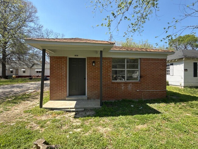 Building Photo - 808 Cobb Cir