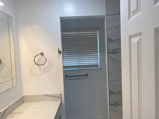 Photo - 5557 Roundtree Terrace