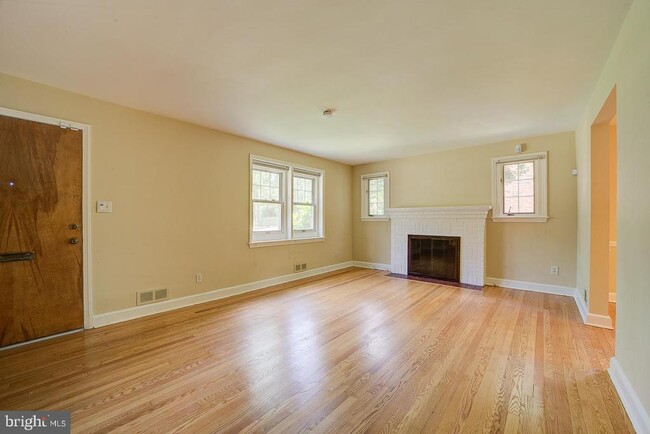 Building Photo - 6717 44th Ave