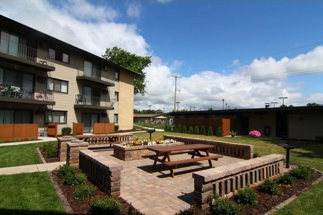 Courtyard - Town Terrace Apartments