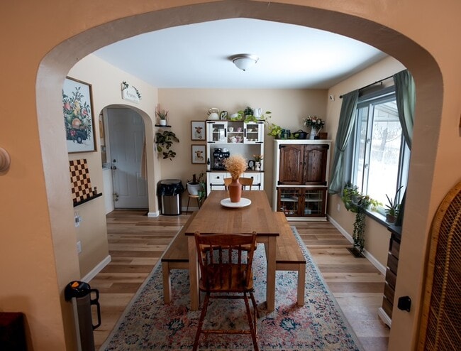 Comedor - 3106 Pine Ave