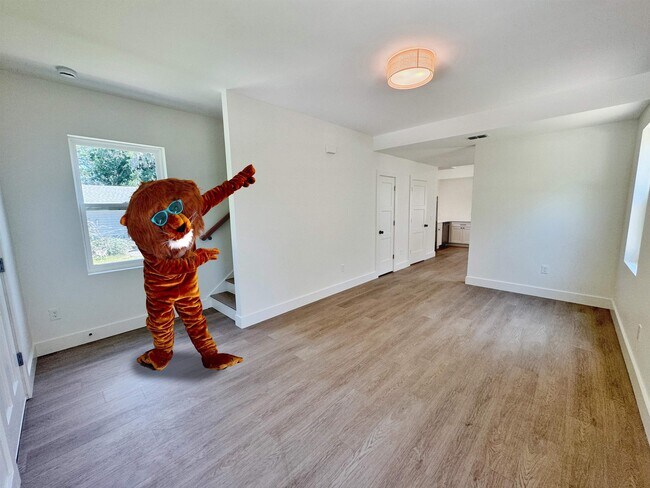 Photo - 932 Alexander St