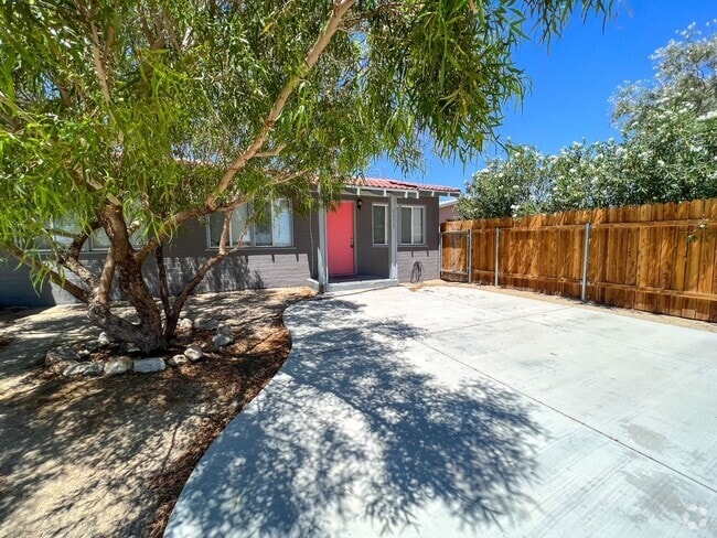 Building Photo - One of The Best One Bedroom Apartment in Town Unit 6678 El Rey 1