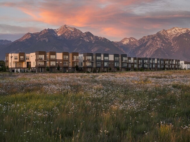 Beautiful Sunset Mountain View Outside - Parc View Apartments & Townhomes