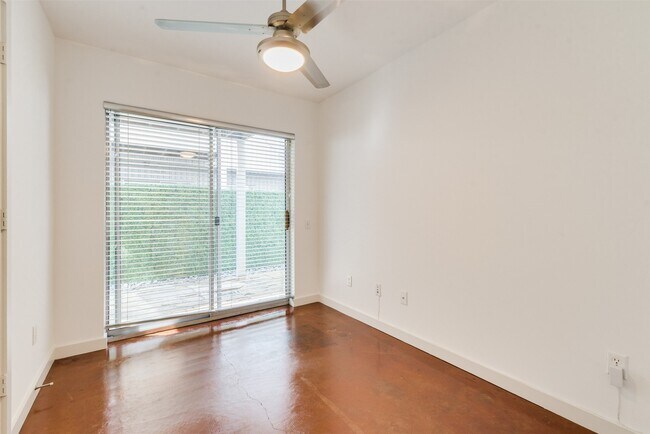 Photo - 1637 Tuam St