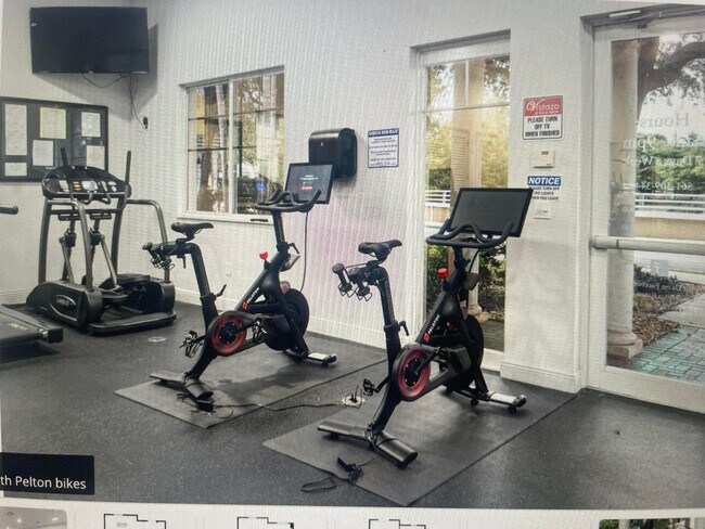 Photo - 552 NW 39th Cir
