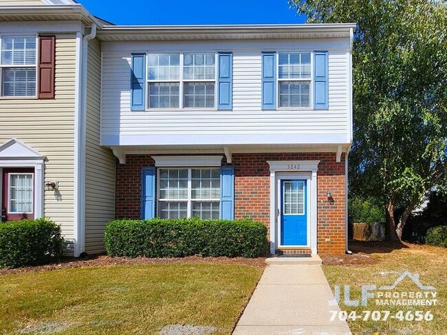 Building Photo - 3 Bedroom/2.5 Bathroom Townhome in Charlotte!