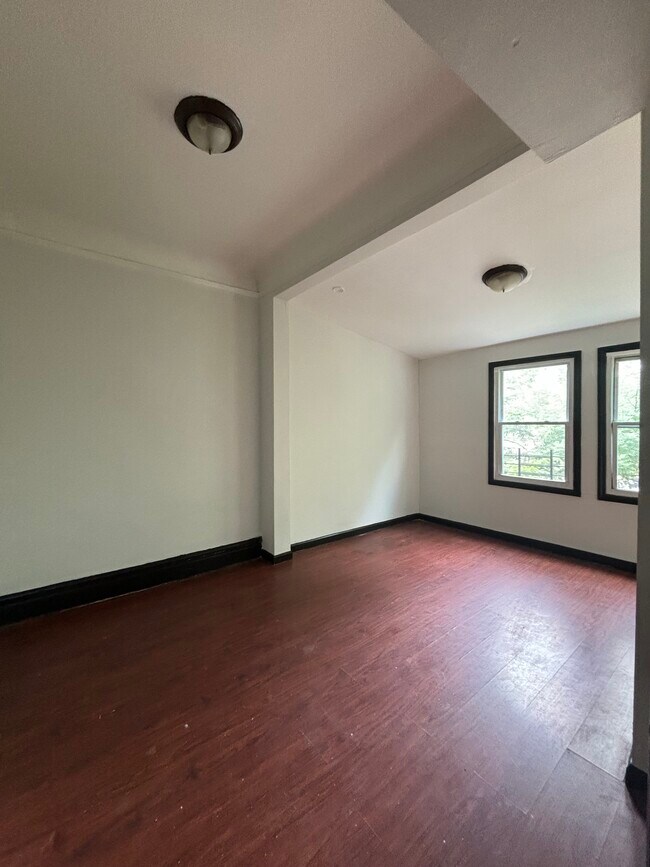 Unit 2 - 43 Treacy Ave Unidad 2