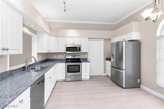 Photo - 2389 Piccadilly Circus