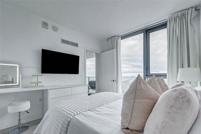 Photo - 121 NE 34th St