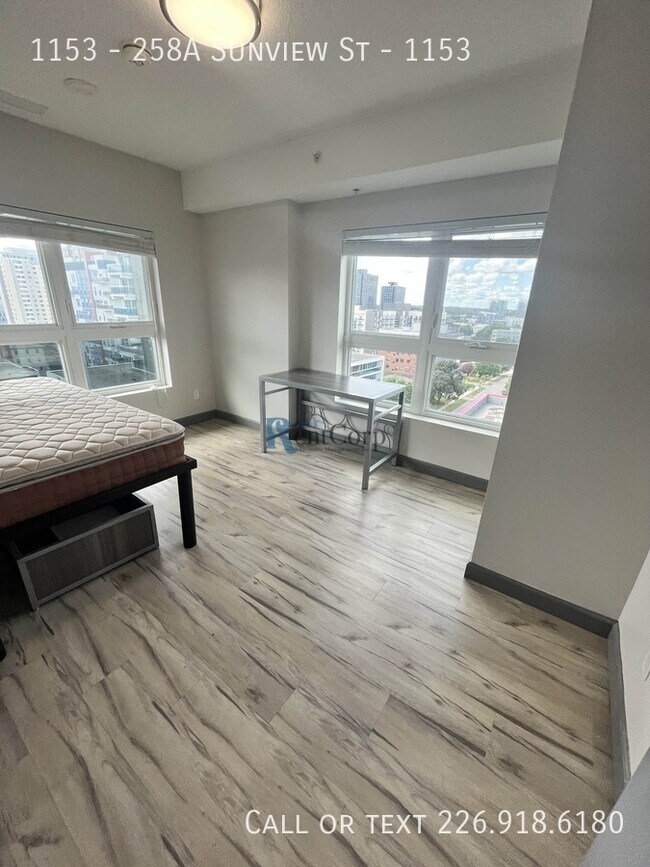 Photo - 258A-258A Sunview St