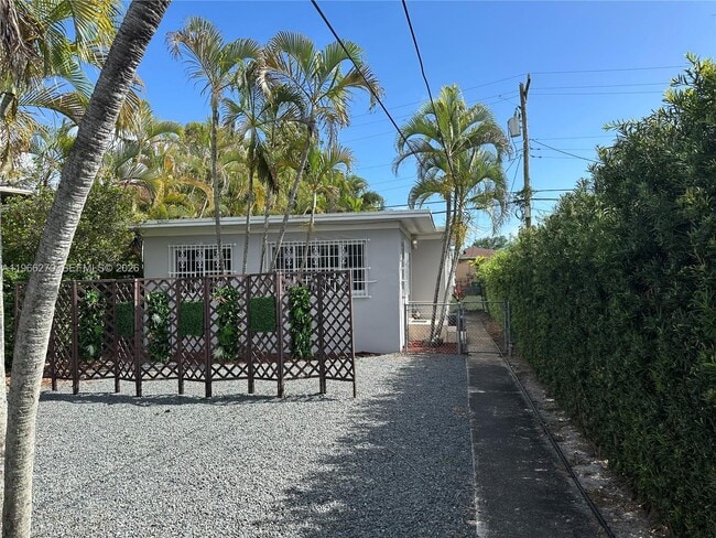 Photo - 3630 SW 26th St Unidad REAR House