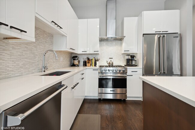 Photo - 1618 N Bosworth Ave Unit 2S