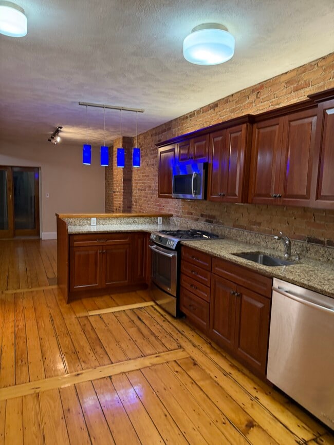 Building Photo - 28 Beacon St Unit 2