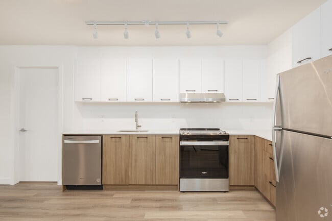 2BR, 2BA - 791SF - Kitchen - Wood & Water