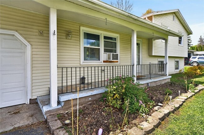 Photo - 1399 Creek St