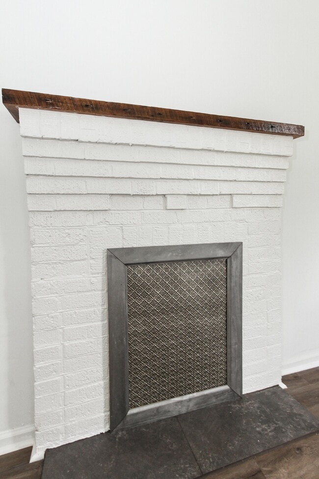 Chimenea decorativa - 810 Shull St Unidad A