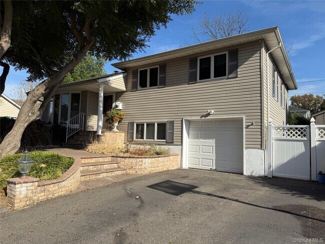 Photo - 11 Syosset Cir