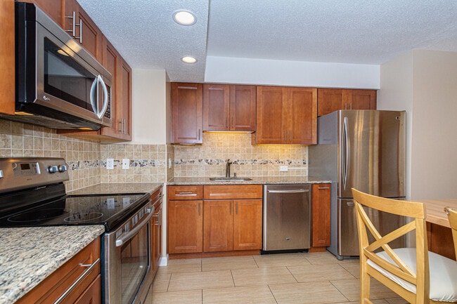 Photo - 1731 Beacon St Unidad 611