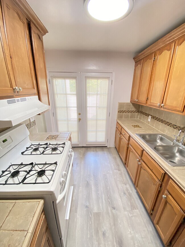 Photo - 564-592 N Kingsley Dr