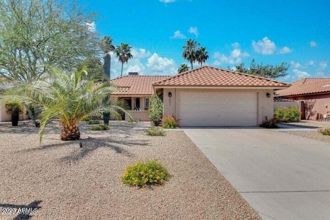 Building Photo - 5801 E Paradise Ln