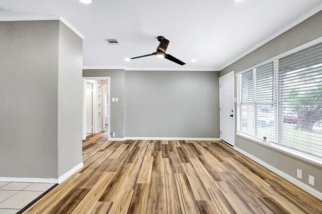 Photo - 235 Saratoga Dr