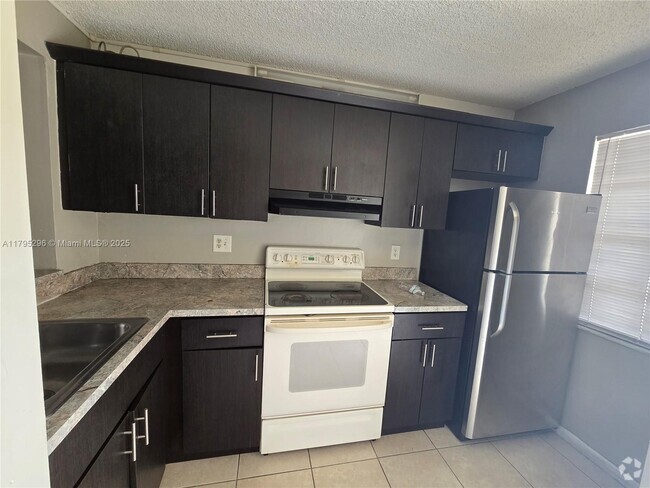 Building Photo - 95 NE 41st St Unit 146J Rental