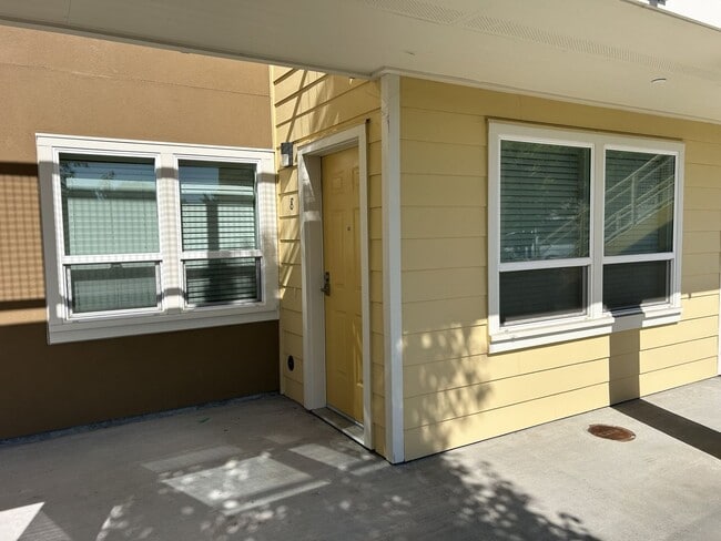 Building Photo - 2 Bed, 1 Bath, 850 Square Foot Ground Floor-Single Story Apartment with Air Conditioning Unit 08
