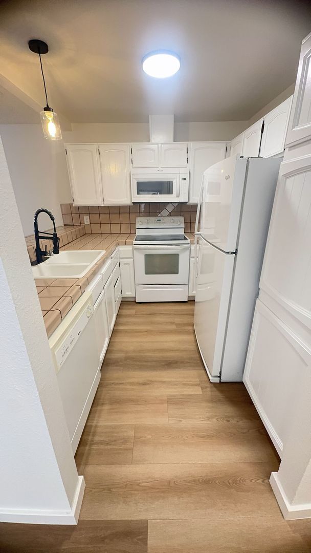 Building Photo - 2 Bed/2 Bath in Gated Community Condo Unit 252