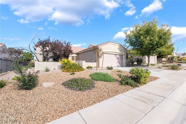 Photo - 2706 Grand Forks Rd