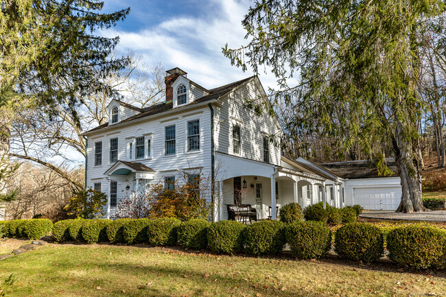 Photo - 18 Sharon Mountain Rd House