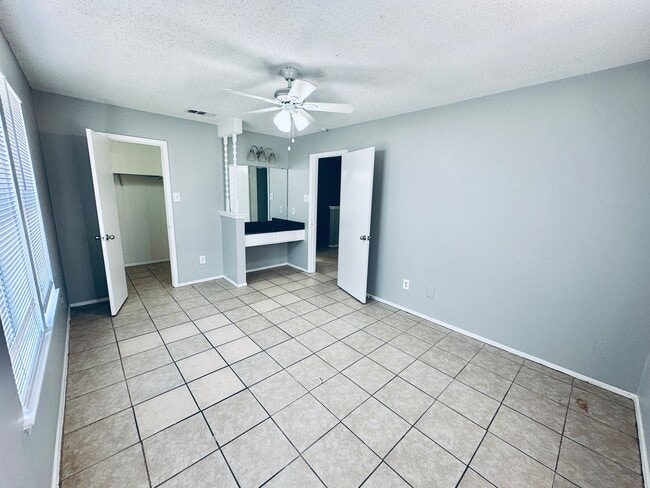 Photo - 5305 Woodland Oaks Ct Unit A
