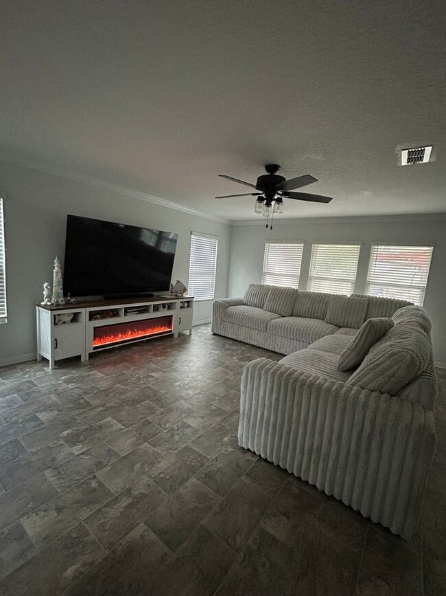 7712 Peace Ln