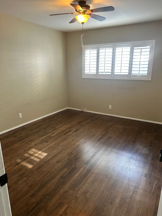 Photo - Valley Spring, 11339-11345 Unidad 11339 Valley Spring Ln