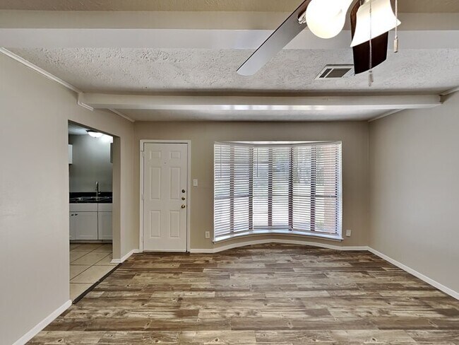 Photo - 809 Lochmoor Ln