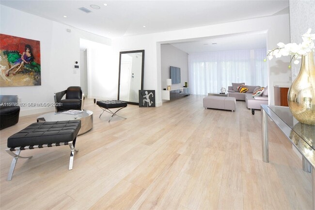 Photo - 880 N Venetian Dr