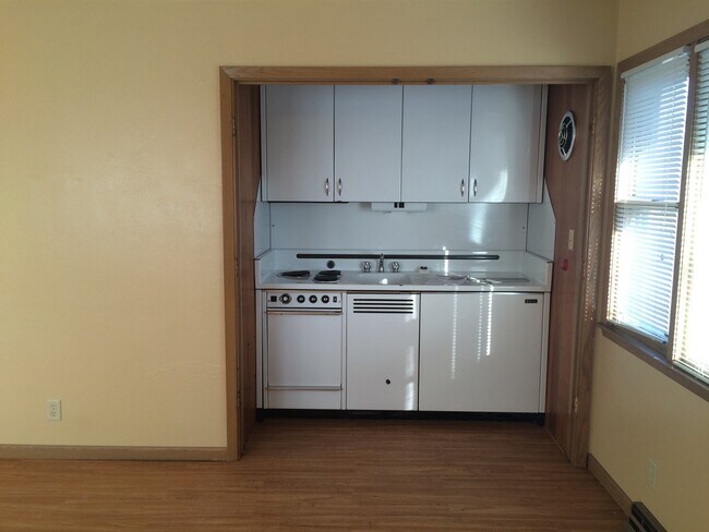 Photo - COZY EFFICIENCY LOCATED NEAR DOWNTOWN SIOUX FALLS! CALL TODAY FOR A SHOWING! Unit 512 W 16th Street #5