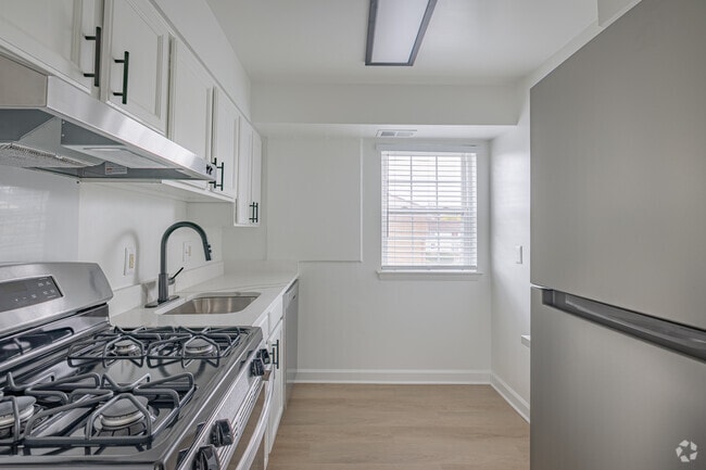 1BR, 1BA-537SF - Anniston - Kitchen