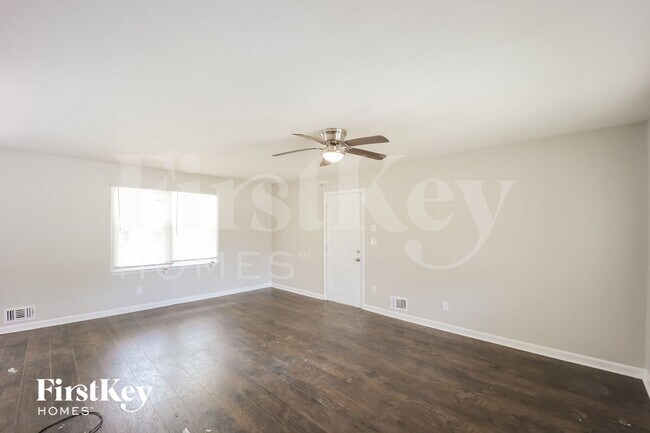 Photo - 642 Roxbury Dr