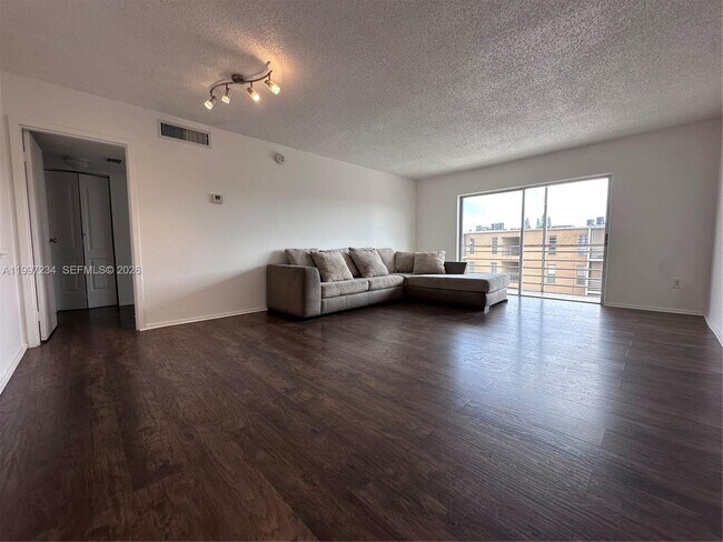 Photo - 4848 NW 24th Ct Unidad 412