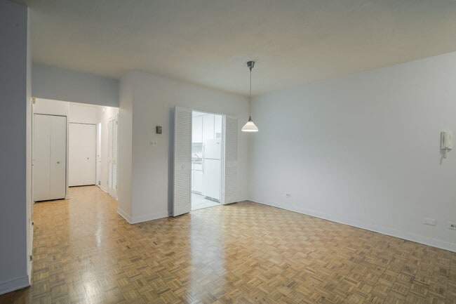 Building Photo - 900 Av. Rockland Unit 311