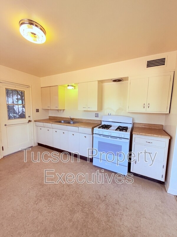 Photo - 2831 E Adams St