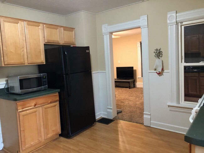 Kitchen - 518 W Wilson St Unit A