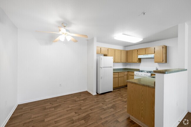 2BR, 2BA - 908SF - Dining Area - Kings Manor