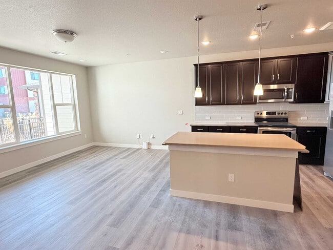 Photo - 914 Schlagel St