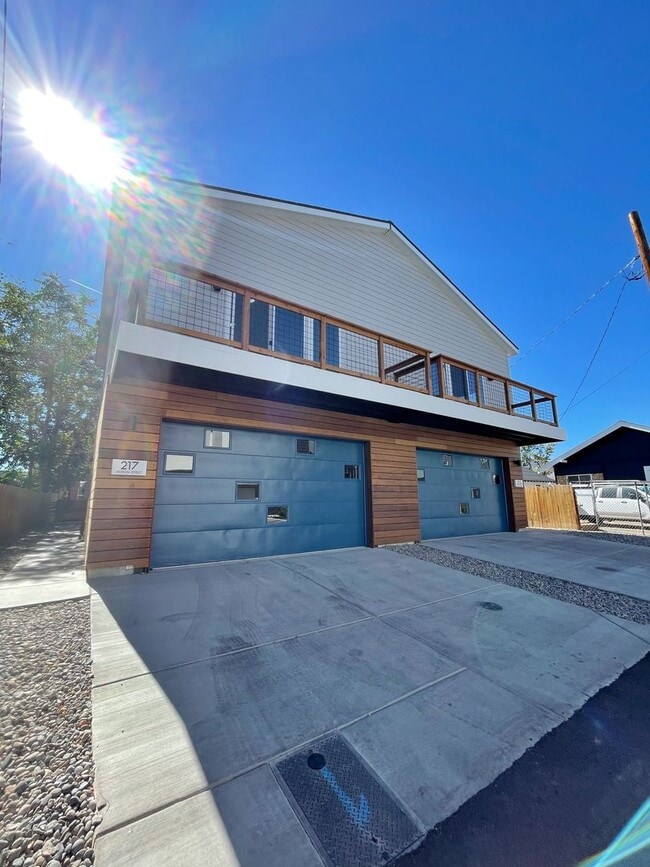 Building Photo - Striking 2BD/2.5 Bath Townhome in MidTown ...